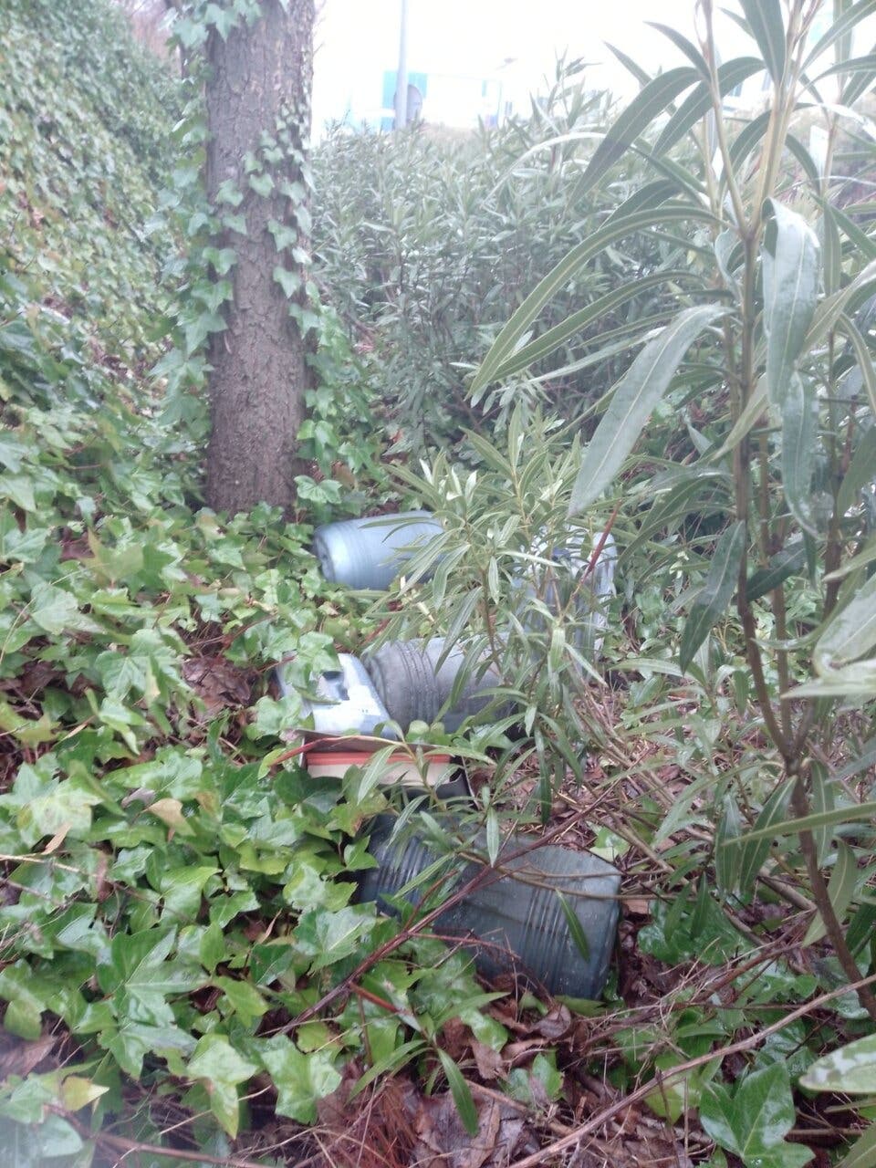 Vertidos de escombros y aceite en la vía pública en Coslada