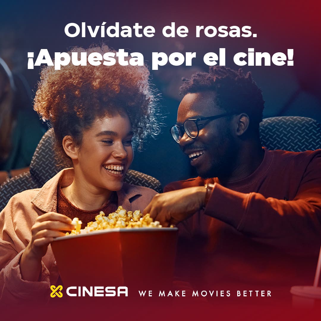 Pareja disfrutando de palomitas en el cine durante San Valentín