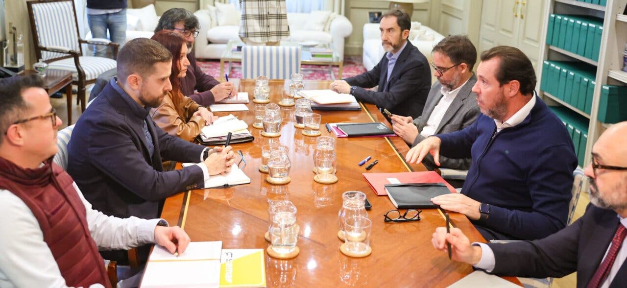 Reunión de sindicatos ferroviarios con el Ministerio de Transportes en Madrid