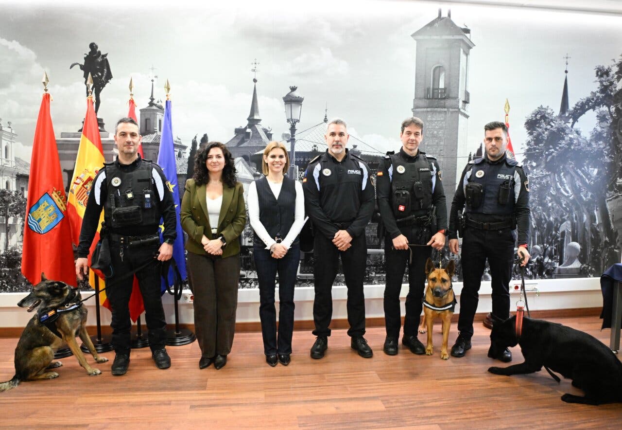 Presentación de la nueva unidad canina de la Policía Local de Alcalá de Henares con perros y policías.