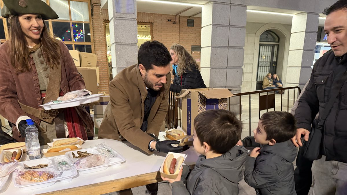 Ambiente familiar durante la sardinada popular del Carnaval en Torrejón. MiraCorredor