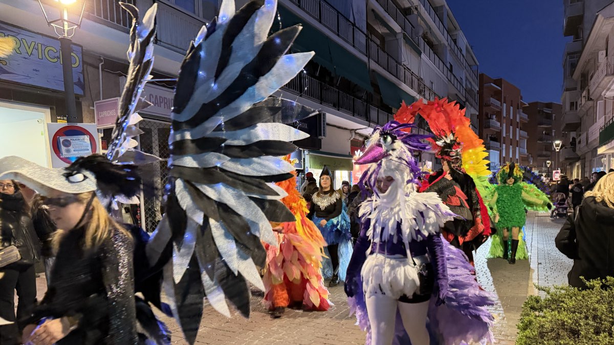 Colorido desfile de disfraces durante el gran sábado de Carnaval en Torrejón de Ardoz. MiraCorredor