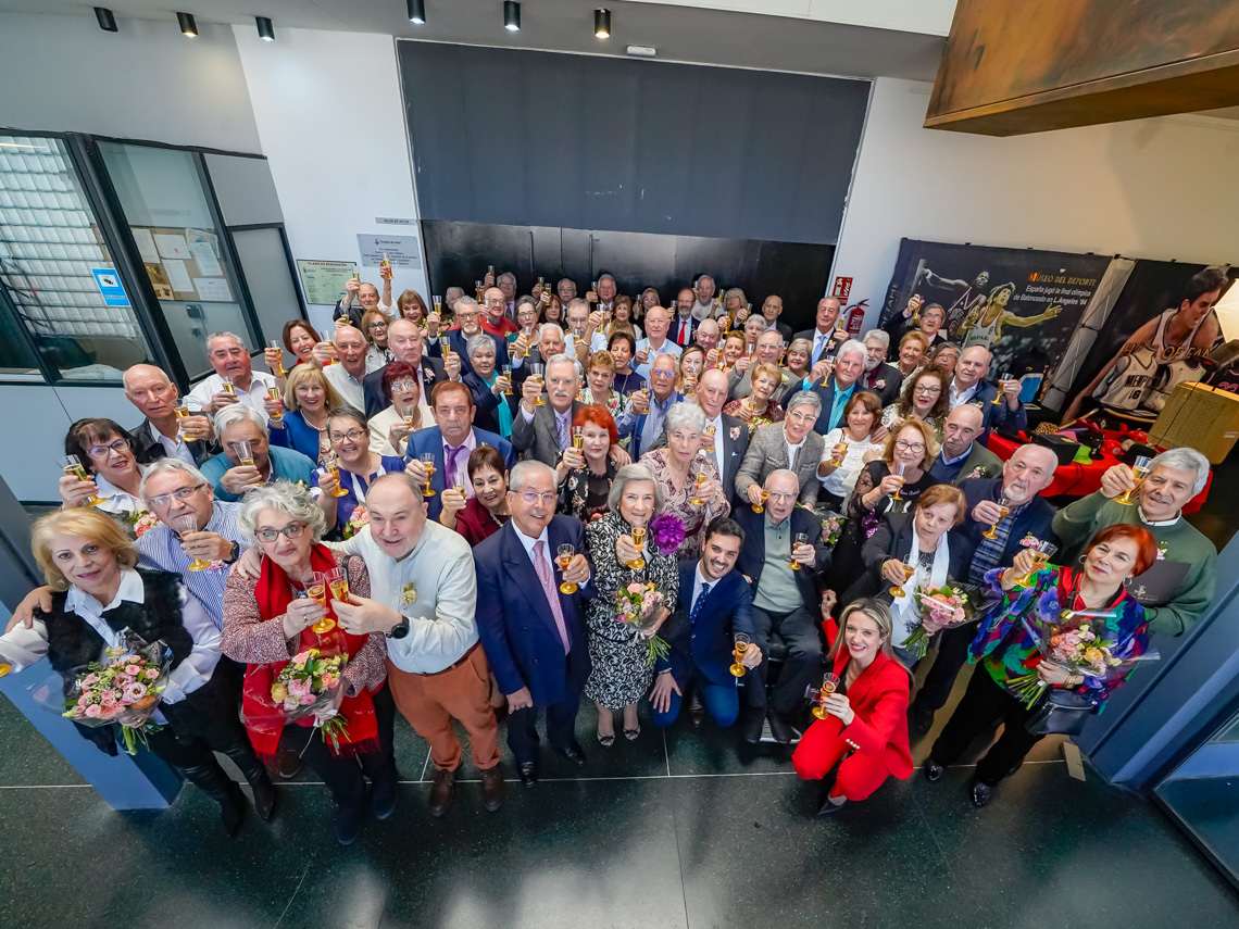 Parejas participantes en el acto ‘San Valentín de Oro’ durante el brindis celebrado en el Centro Cultural Las Fronteras. AYUNTAMIENTO DE TORREJÓN DE ARDOZ