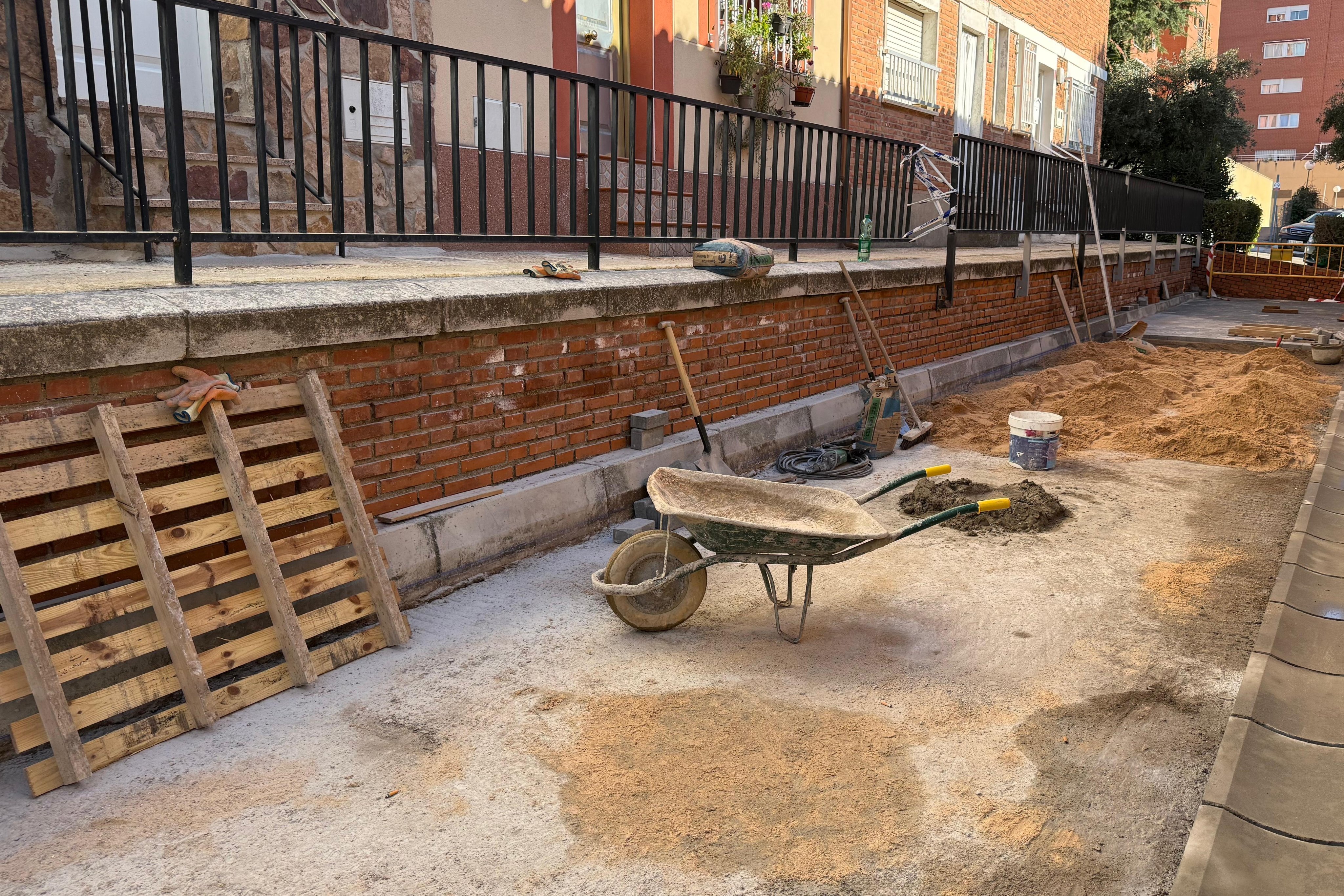 Trabajos de pavimentación y mejora del drenaje en la calle del barrio del Alamín. AYUNTAMIENTO DE GUADALAJARA