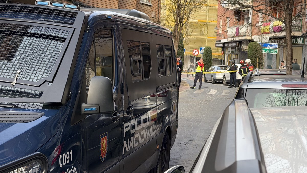 Furgón de la Policía Nacional durante el operativo en el centro de Torrejón de Ardoz. MiraCorredor