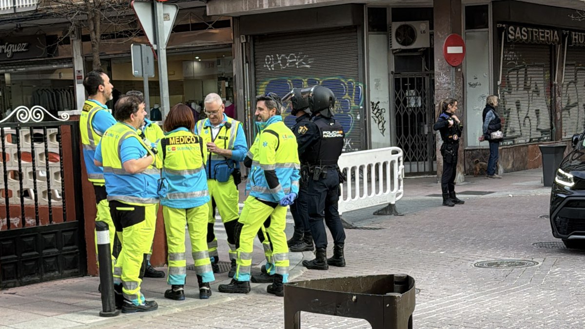 Sanitarios del SUMMA y agentes en el dispositivo. MiraCorredor