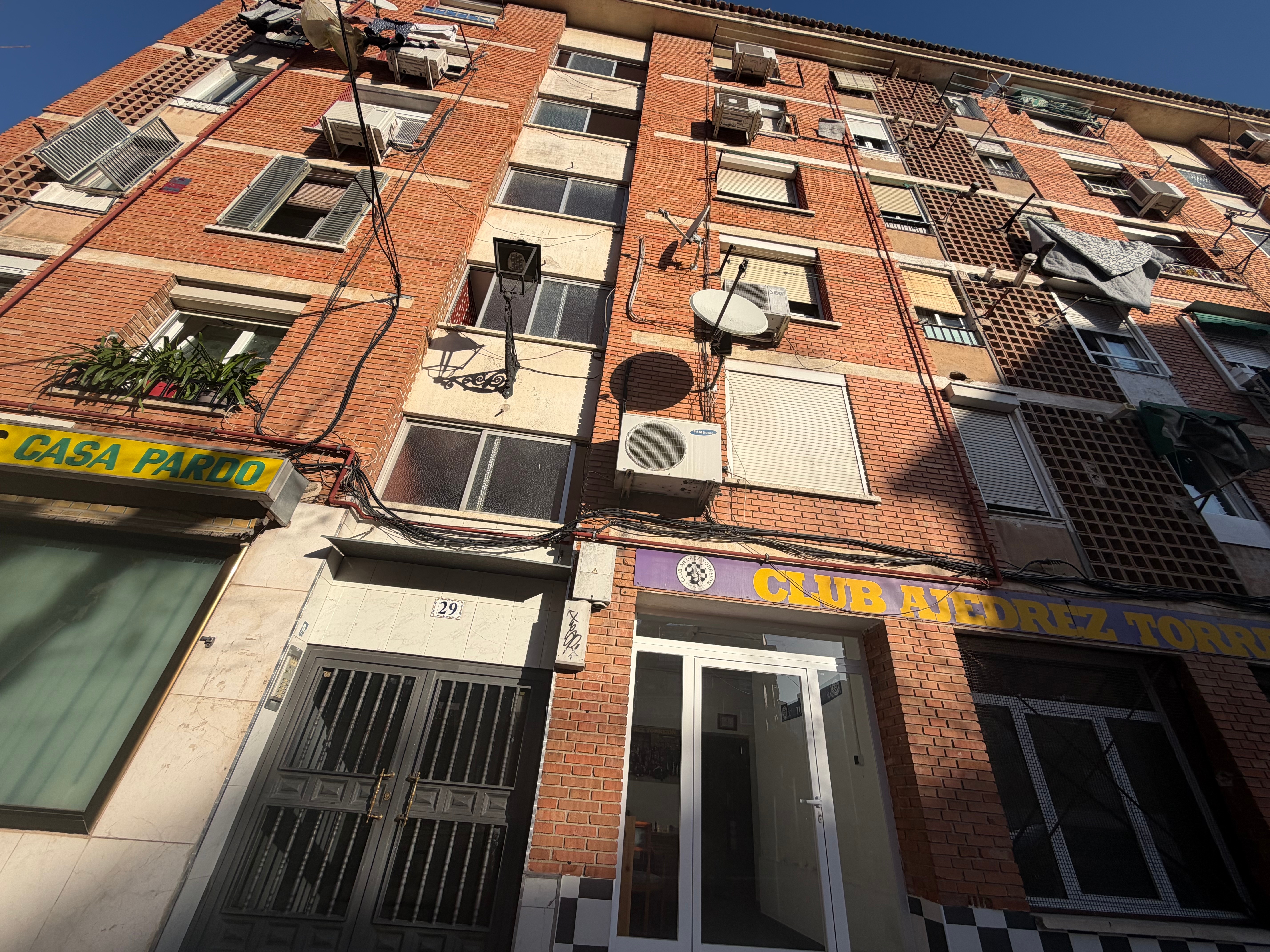 Edificio de la calle Granados donde ocurrió el incidente, fotografiado esta mañana. MiraCorredo