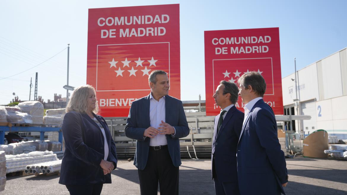 El consejero Jorge Rodrigo durante su visita a las instalaciones donde se fabrican las nuevas señales. COMUNIDAD DE MADRID