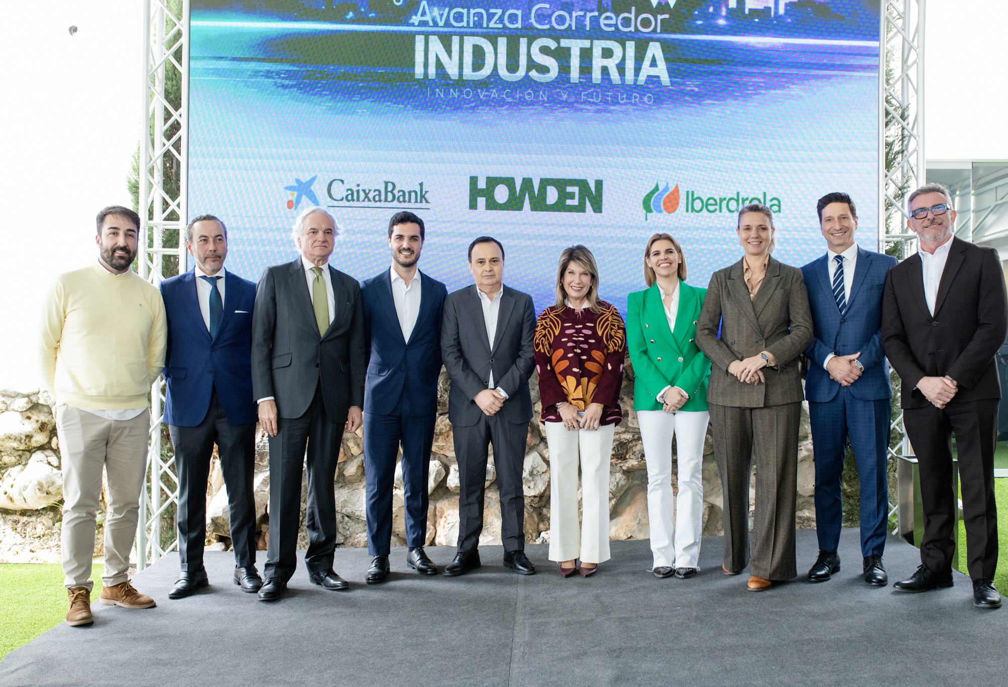 Representantes institucionales y empresariales durante el foro ‘Avanza Corredor Industria’. AEDHE