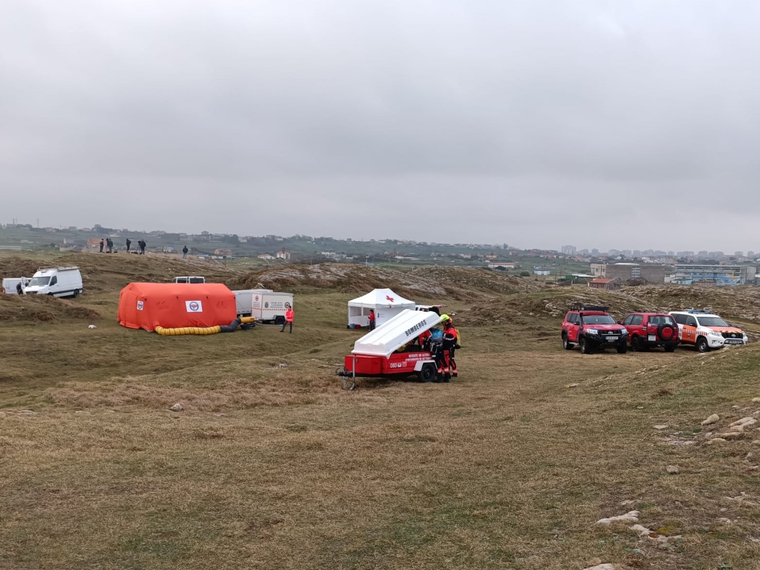 Dispositivo de búsqueda desplegado en la costa de El Bocal durante el operativo. 112 CANTABRIA