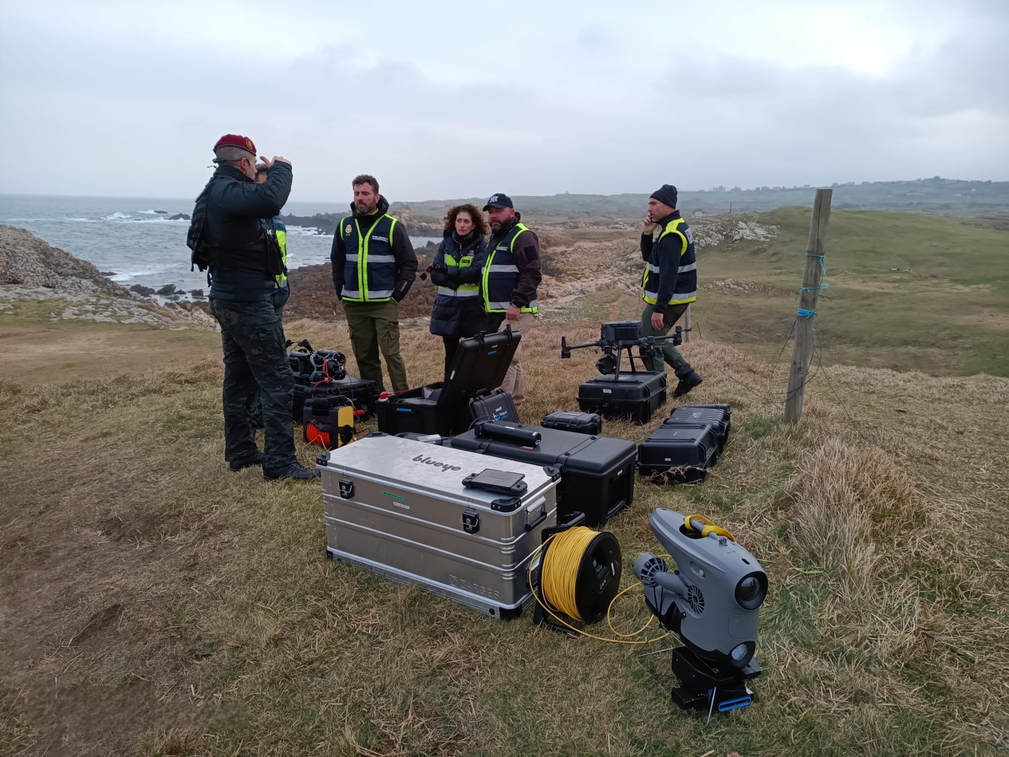 Equipos de rescate durante las labores de búsqueda en la costa de El Bocal. 112 CANTABRIA