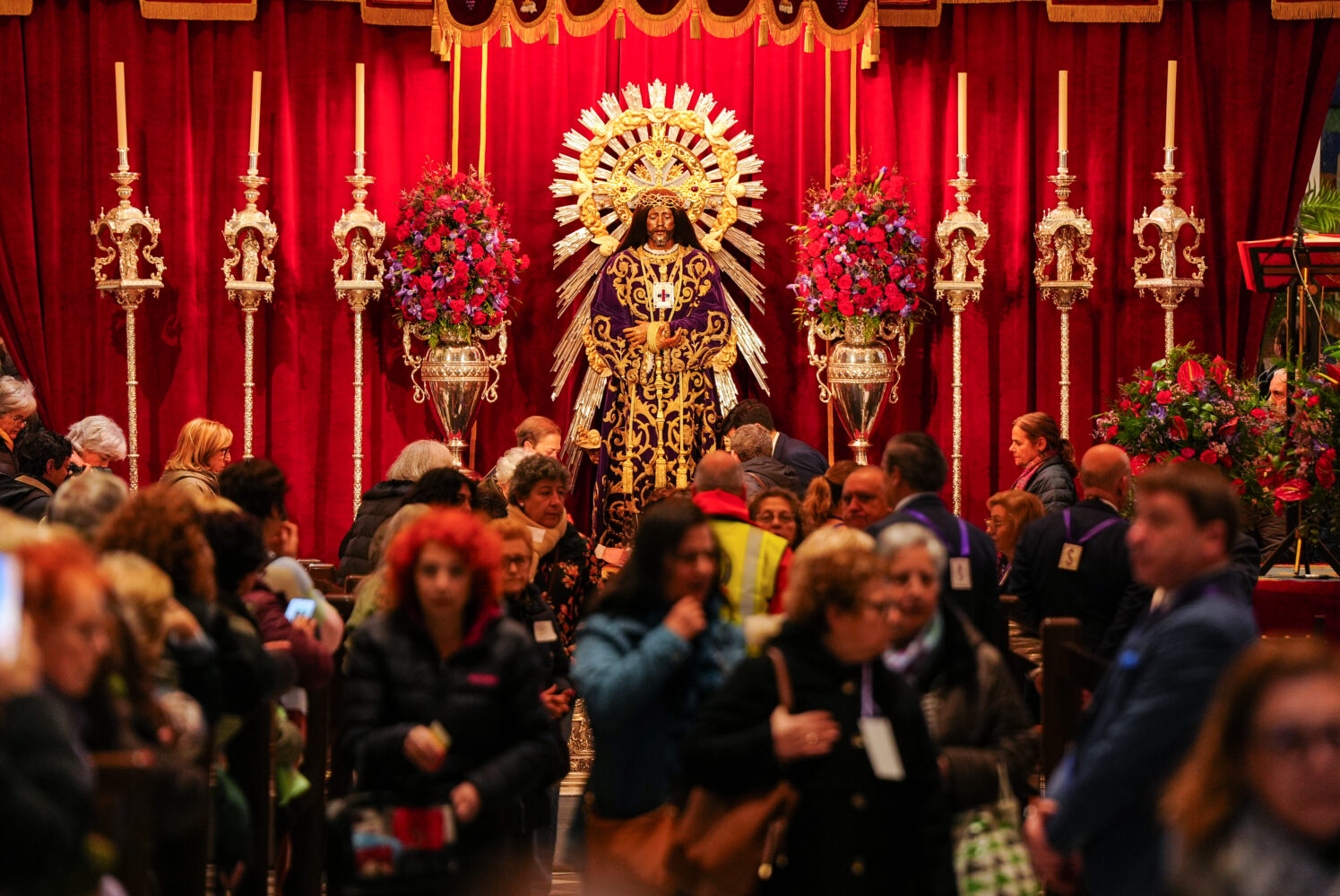Fieles durante el tradicional besapiés al Cristo de Medinaceli en Madrid. AYUNTAMIENTO DE MADRID