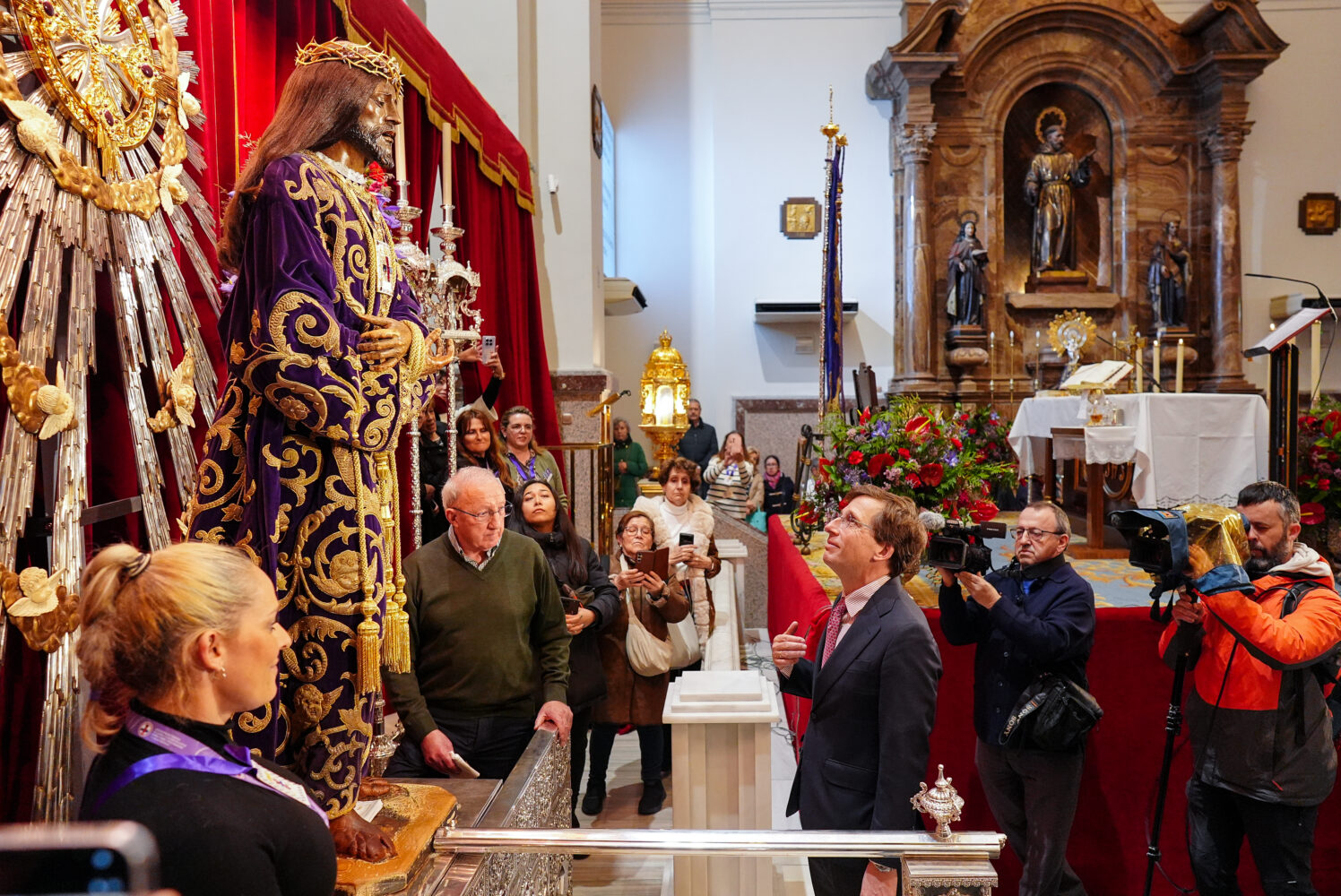 José Luis Martínez-Almeida durante el tradicional besapiés al Cristo de Medinaceli en Madrid. AYUNTAMIENTO DE MADRID