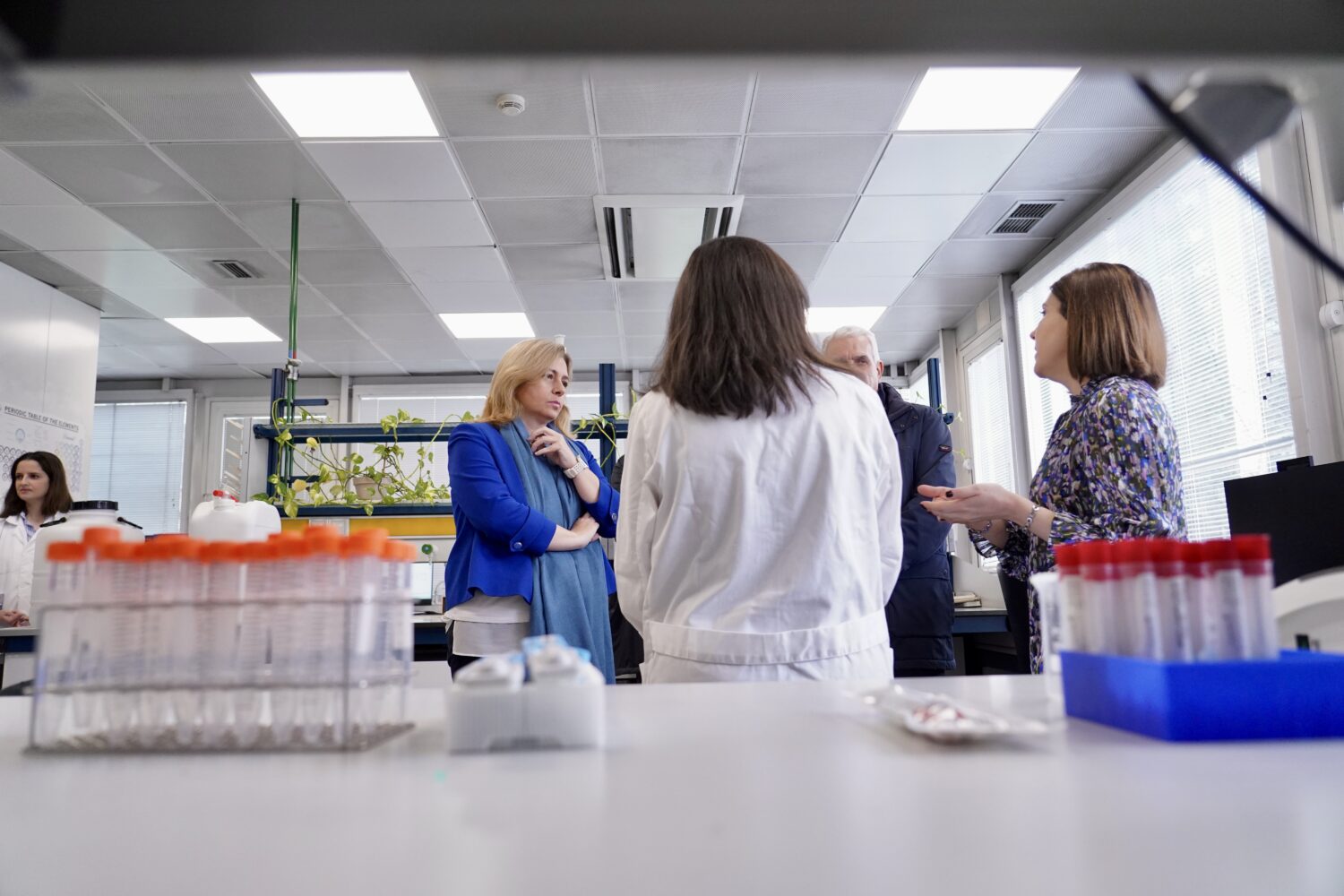 Inma Sanz durante su visita al Laboratorio de Salud Pública de Madrid Salud. AYUNTAMIENTO DE MADRID