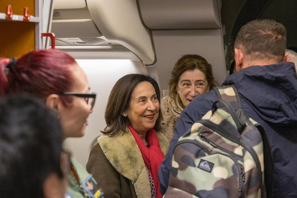 La ministra de Defensa, Margarita Robles, recibe a los evacuados en la Base Aérea de Torrejón. MINISTERIO DE DEFENSA