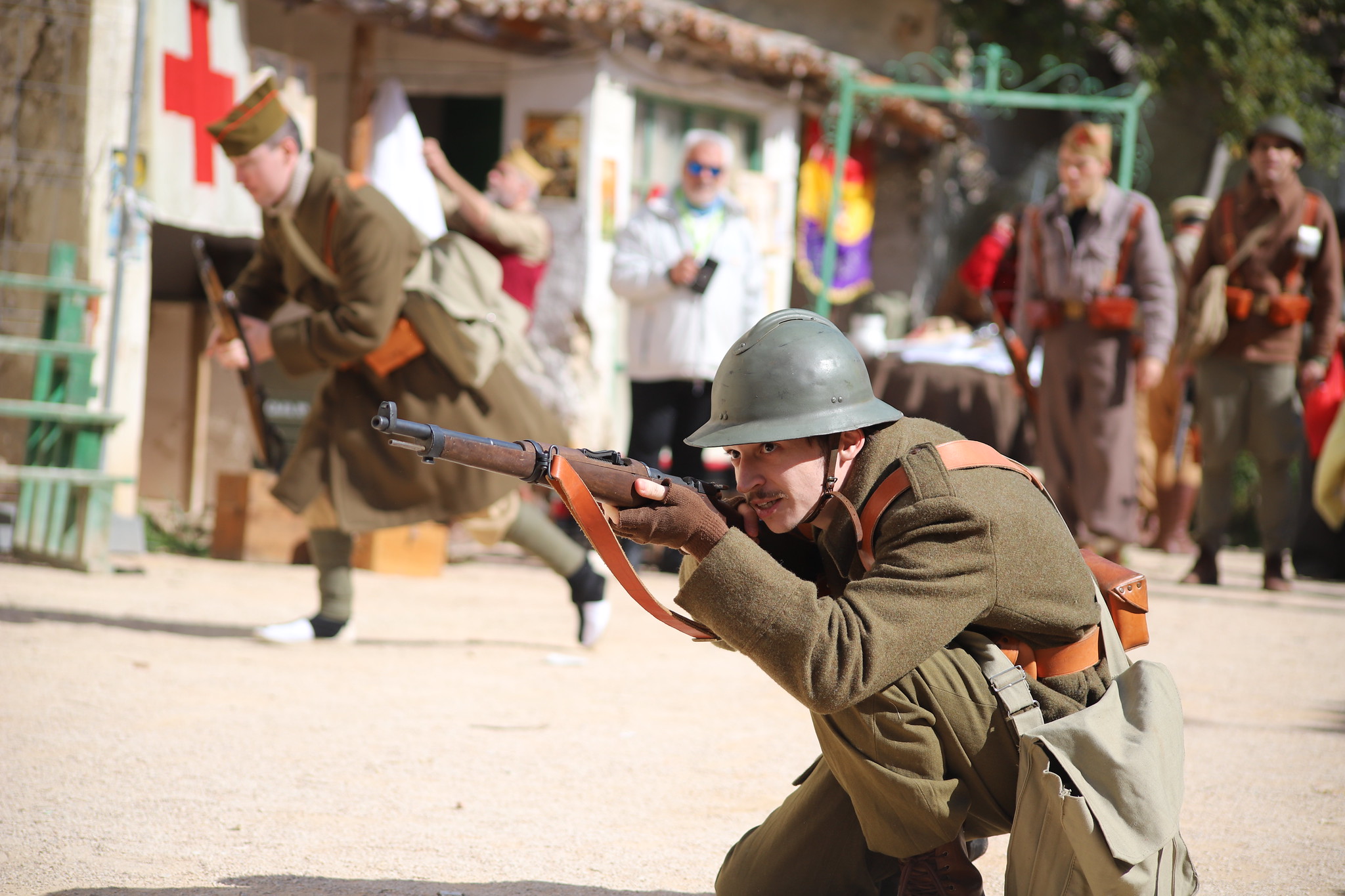 Recreador histórico caracterizado como soldado durante una recreación de la Batalla del Jarama en Morata de Tajuña. AYUNTAMIENTO DE MORATA DE TAJUÑA