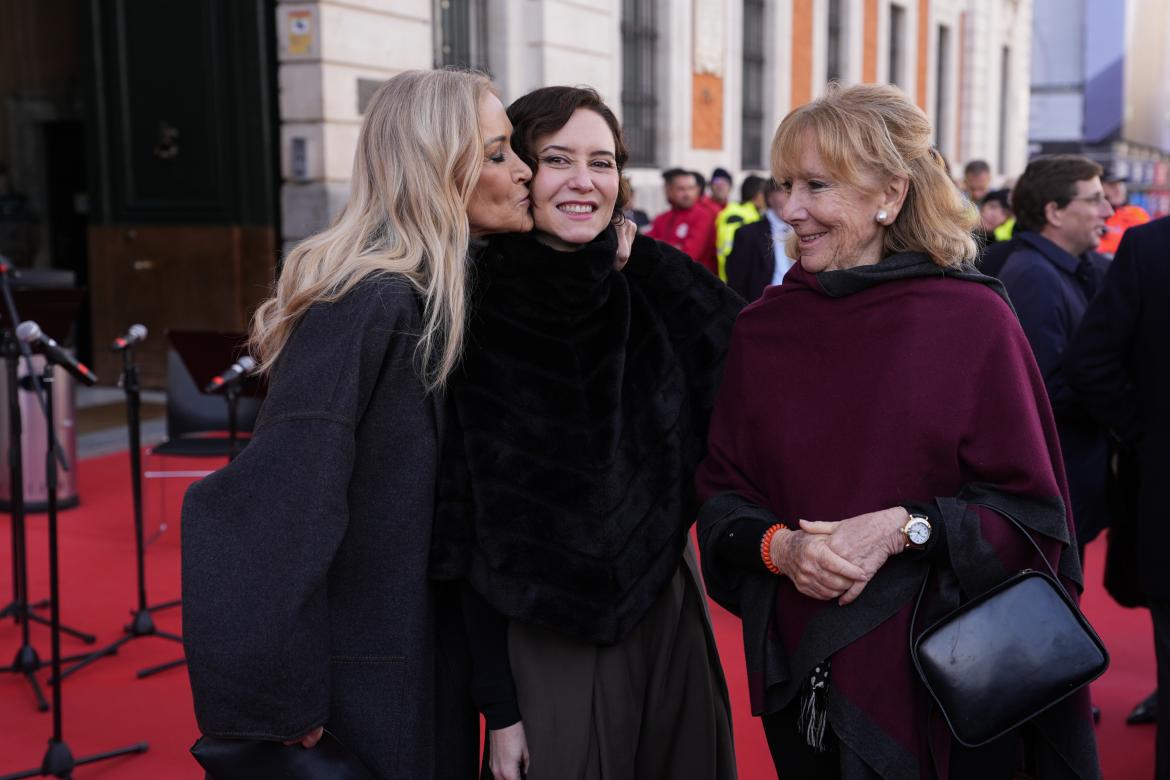 Cristina Cifuentes y Esperanza Aguirre acompañan a Ayuso en el acto. CCOMUNIDAD DE MADRUID.