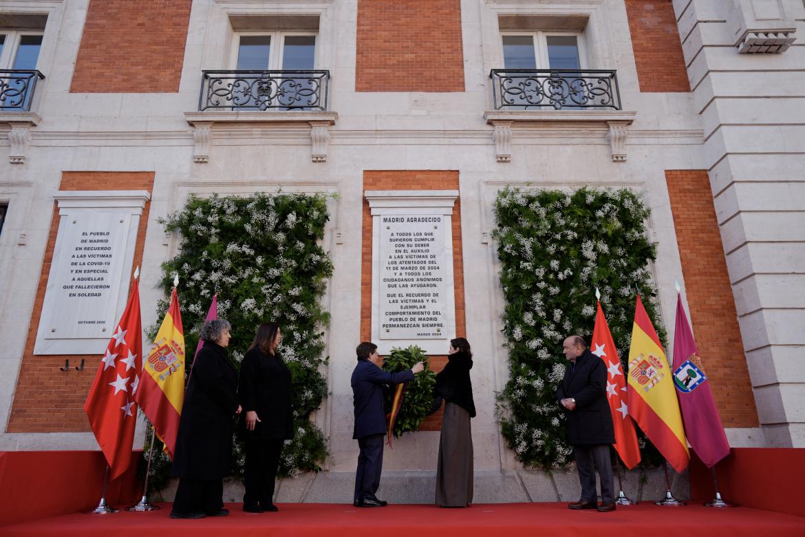 Ofrenda floral ante la placa en memoria de las víctimas del 11M en la Real Casa de Correos. COMUNIDAD DE MADRID