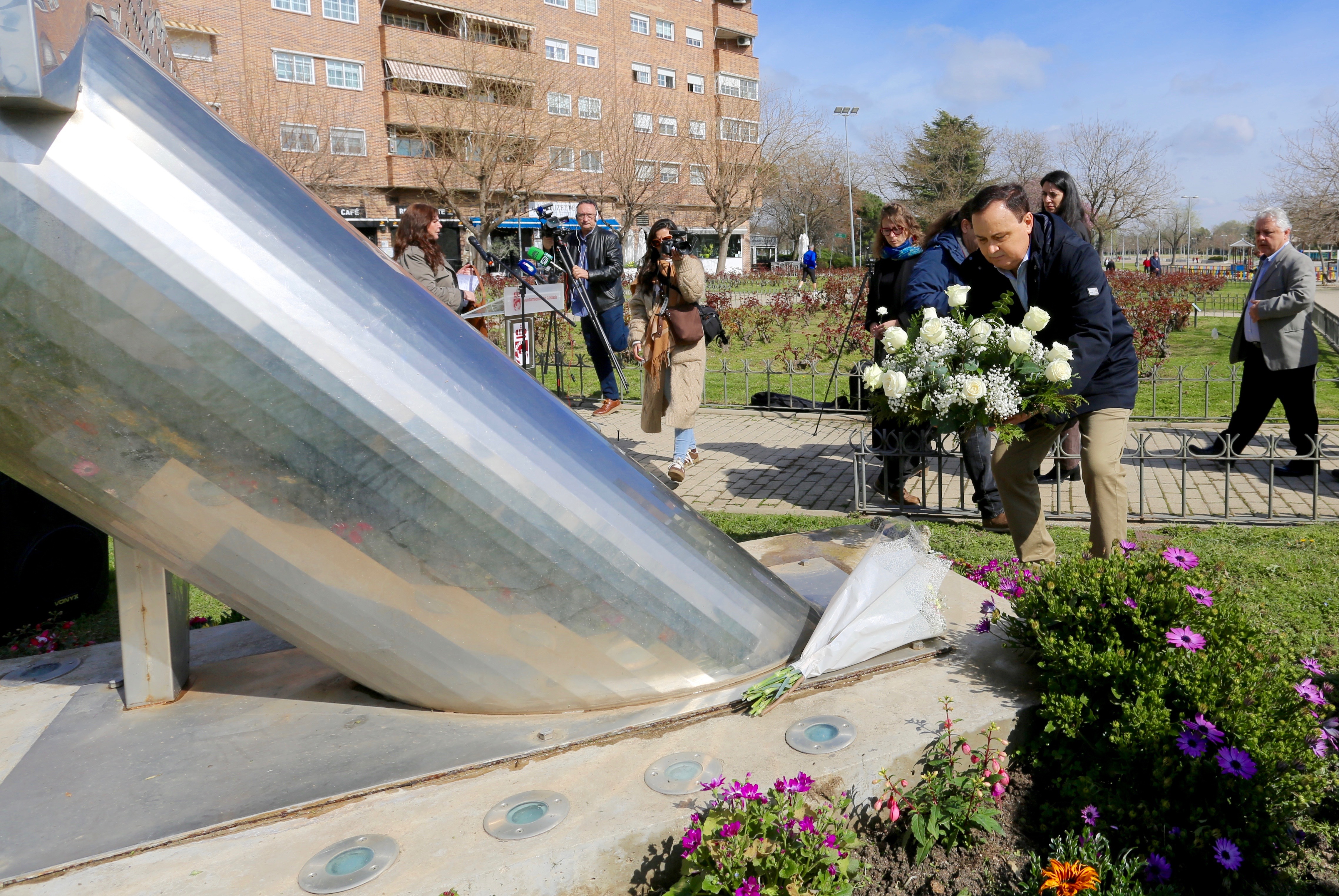 Ofrenda floral en el homenaje a las víctimas del 11M celebrado en Coslada. AYUNTAMIENTO DE COSLADA
