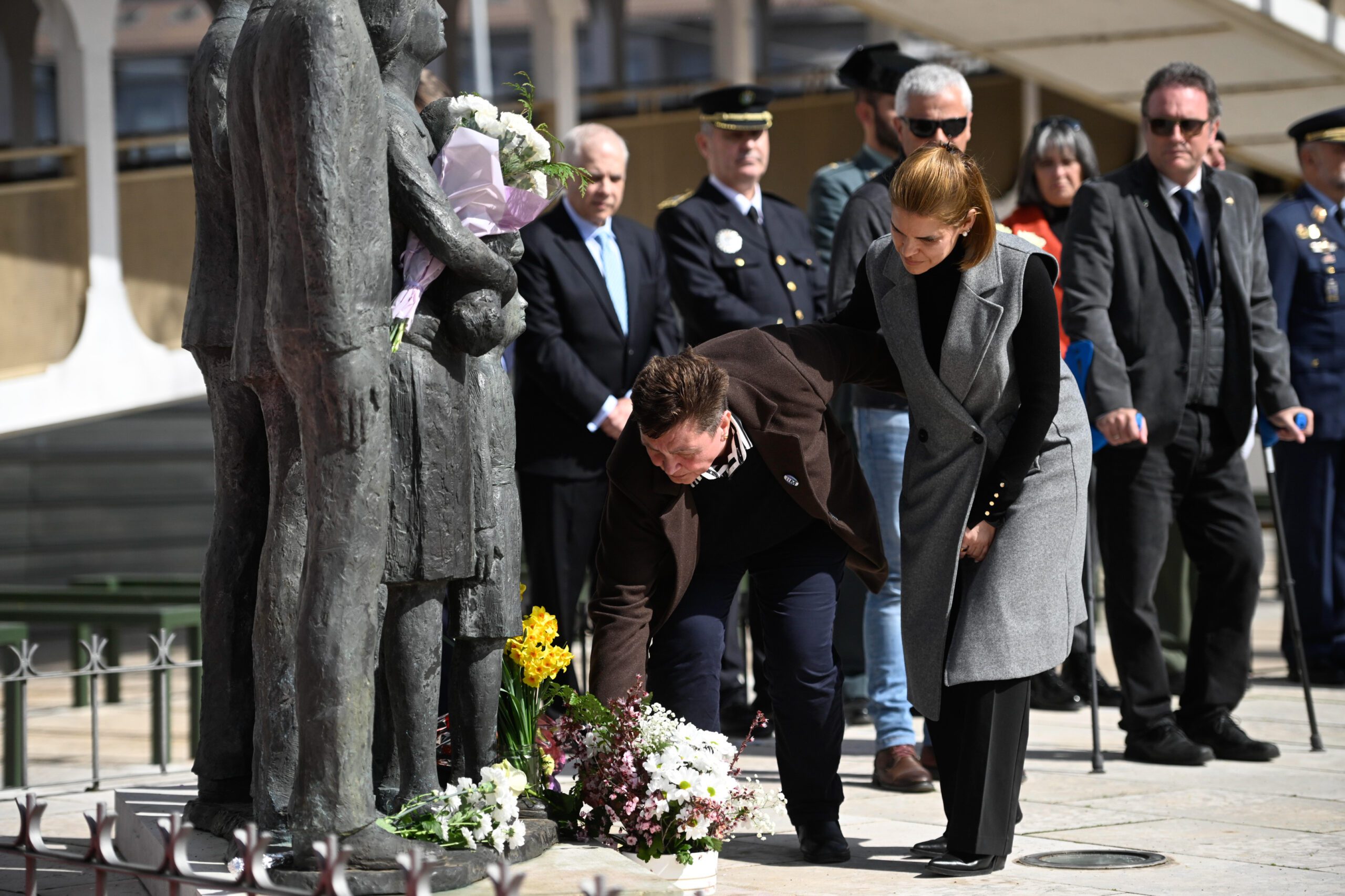 Ofrenda floral durante el homenaje a las víctimas del 11-M en Alcalá de Henares. AYUNTAMIENTO DE ALCALÁ DE HENARES