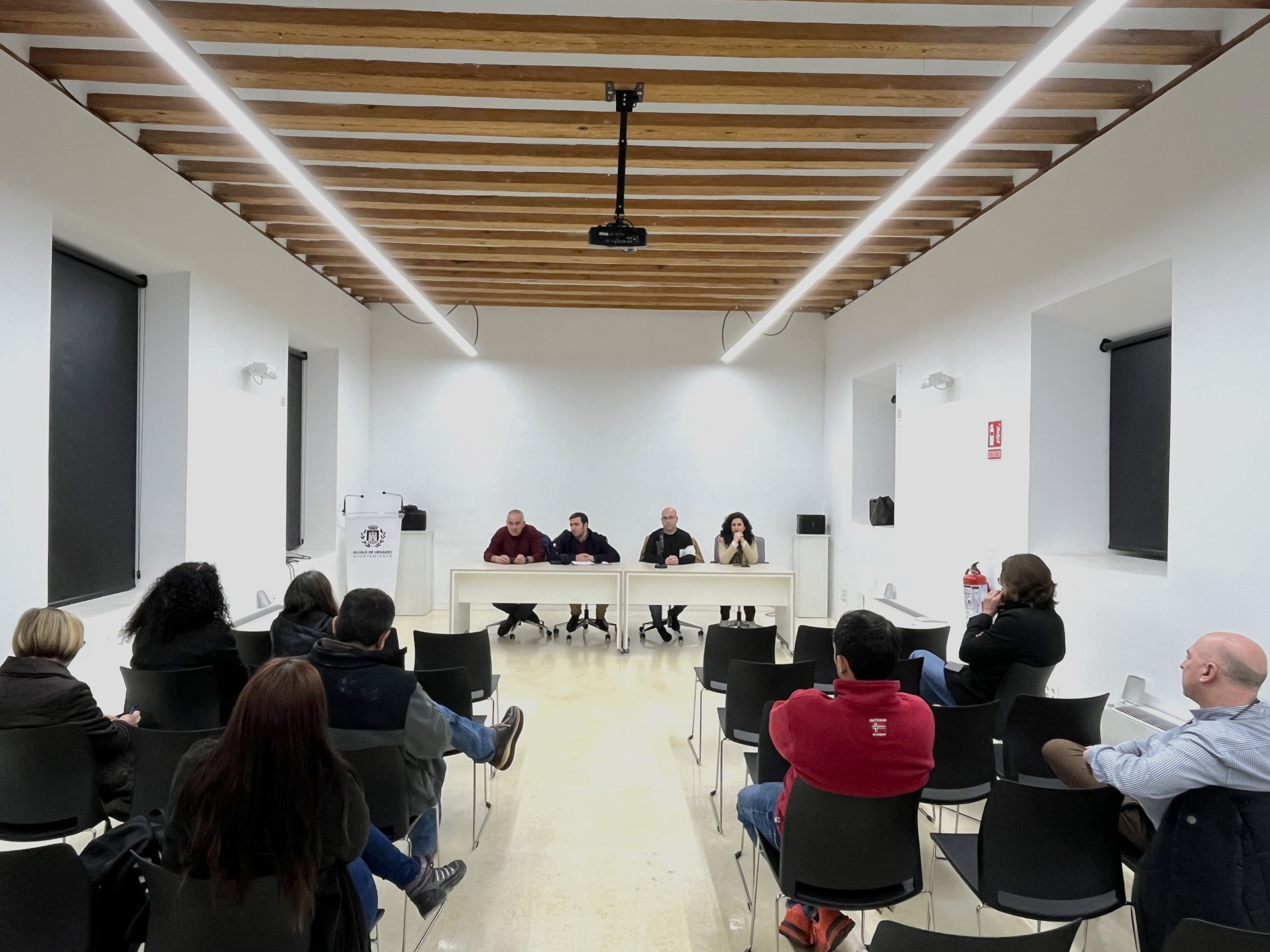 Comerciantes de la calle Mayor durante la reunión informativa sobre las obras de reparación del pavimento. AYUNTAMIENTO DE ALCALÁ DE HENARES