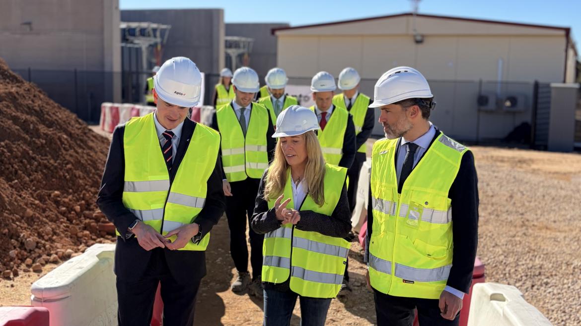 Rocío Albert durante su visita a los terrenos donde se construirá el campus de centros de datos. COMUNIDAD DE MADRID