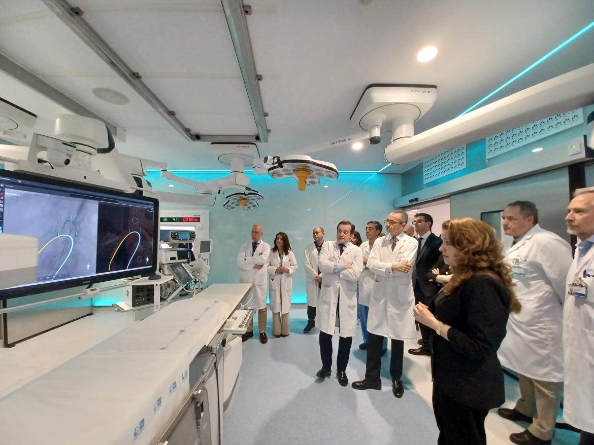 La consejera de Sanidad, Fátima Matute, durante su visita al quirófano híbrido del Hospital Clínico San Carlos. COMUNIDAD DE MADRID