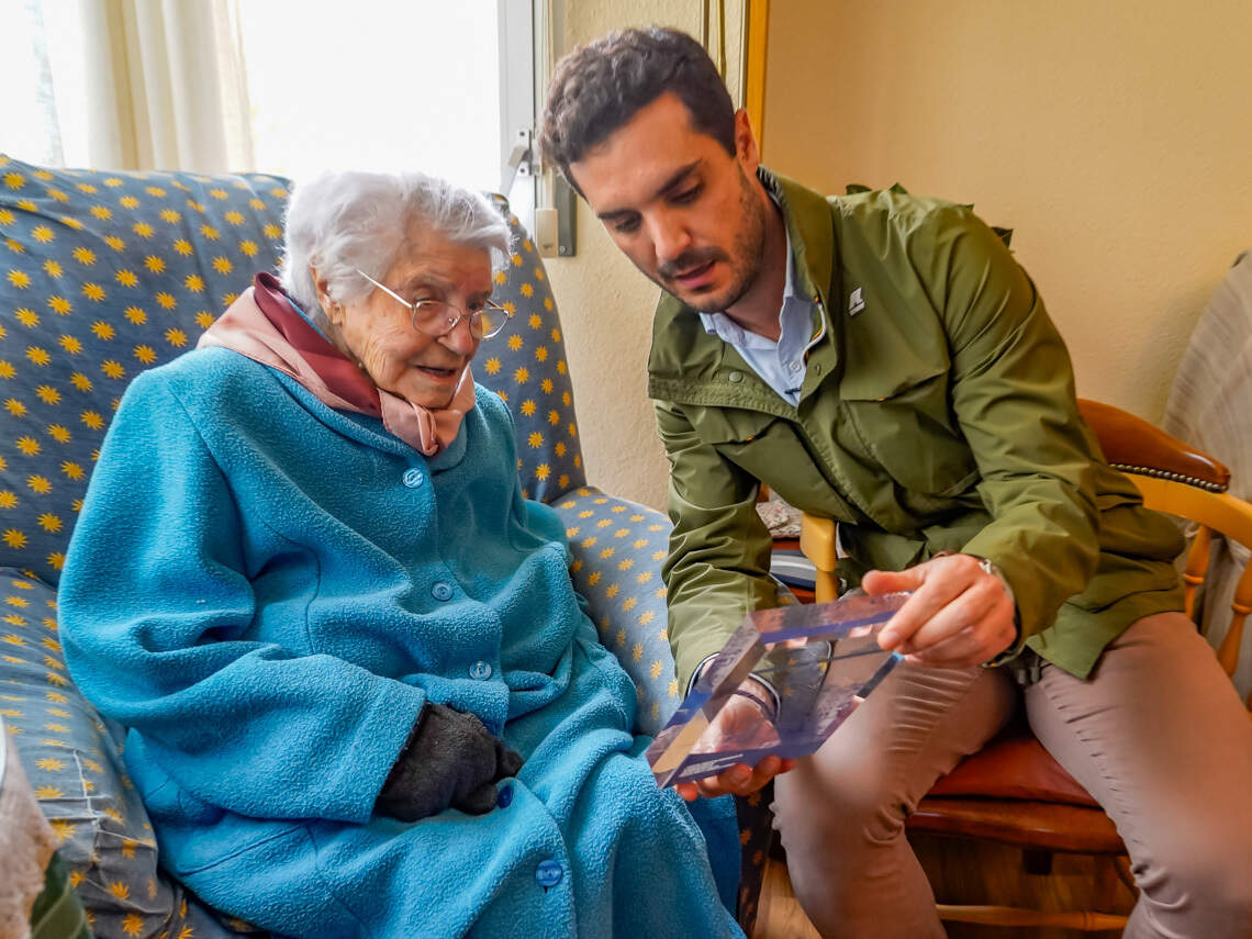 El alcalde entrega una placa conmemorativa a Antonia durante la visita. AYUNTAMIENTO DE TORREJÓN DE ARDOZ