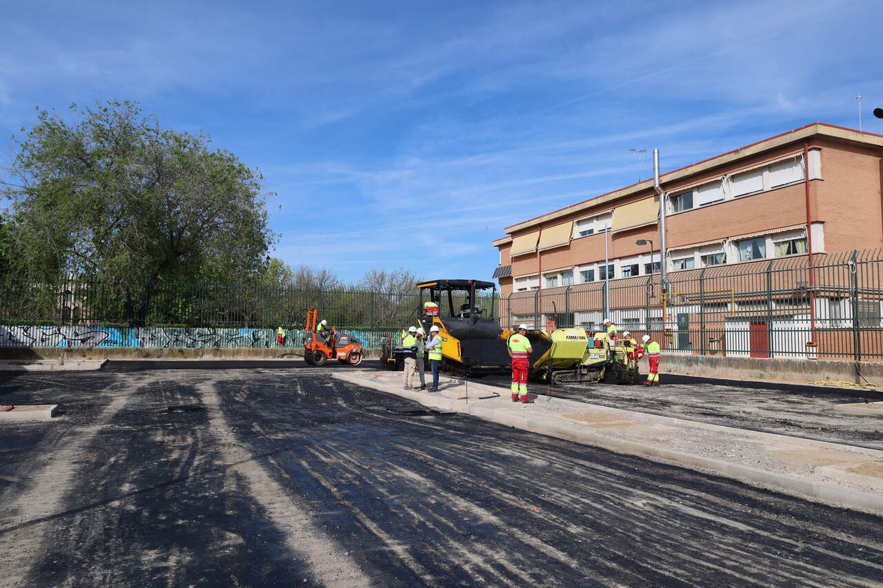 Trabajos de pavimentación en el nuevo aparcamiento de Luis Vives. AYUNTAMIENTO DE ALCALÁ DE HENARES