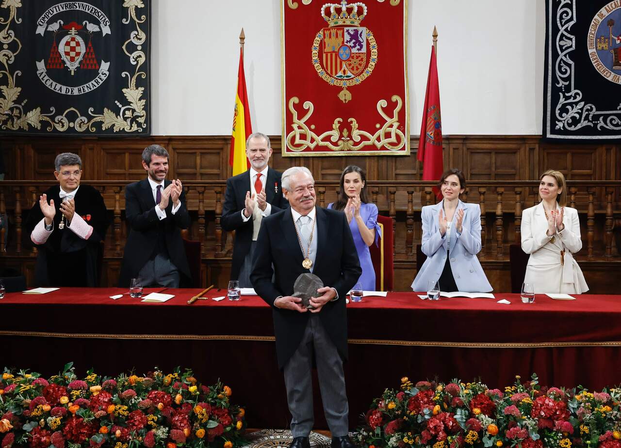 Gonzalo Celorio, tras recibir el Premio Cervantes 2025, junto a los Reyes en el Paraninfo de la Universidad de Alcalá. CASA REAL