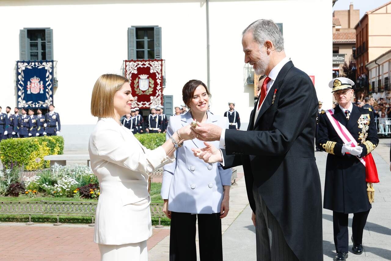 El rey recibe el bastón de mando de Alcalá de Henares de manos de la alcaldesa, Judith Piquet. CASA REAL