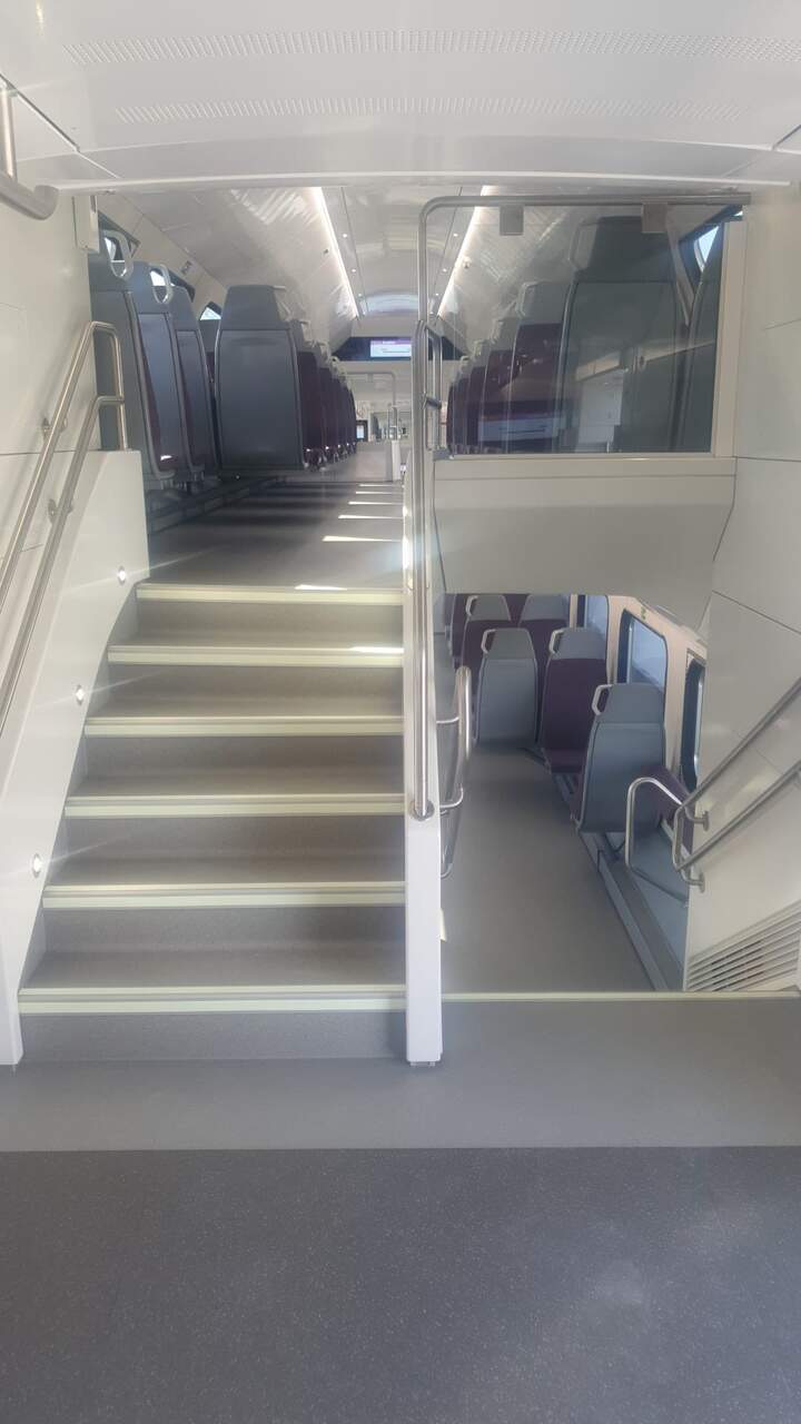 Escaleras de acceso al segundo nivel en los nuevos trenes de Cercanías Madrid. MINISTERIO DE TRANSPORTES