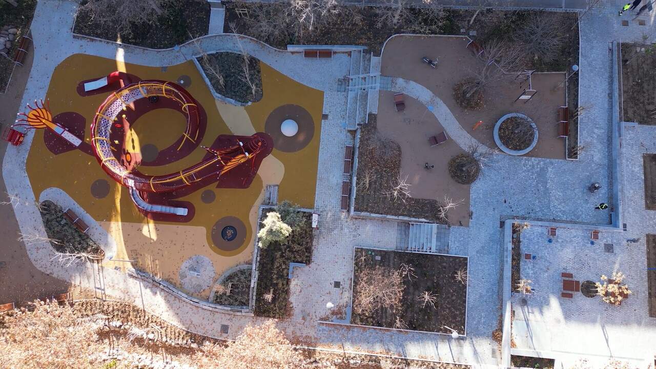 Vista aérea del parque infantil con el dragón en la plaza de las Tizas, en Usera. AYUNTAMIENTO DE MADRID