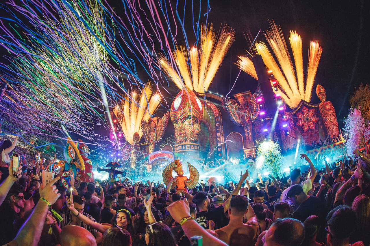 Ambiente nocturno con espectáculo y pirotecnia en elrow Town Madrid durante la edición anterior. ELROW TOWN