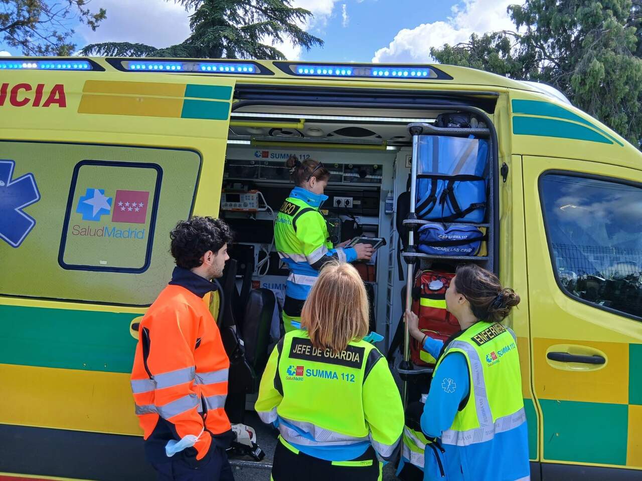 Sanitarios del SUMMA en el lugar de los hechos en Galapagar. 112 COMUNIDAD DE MADRID