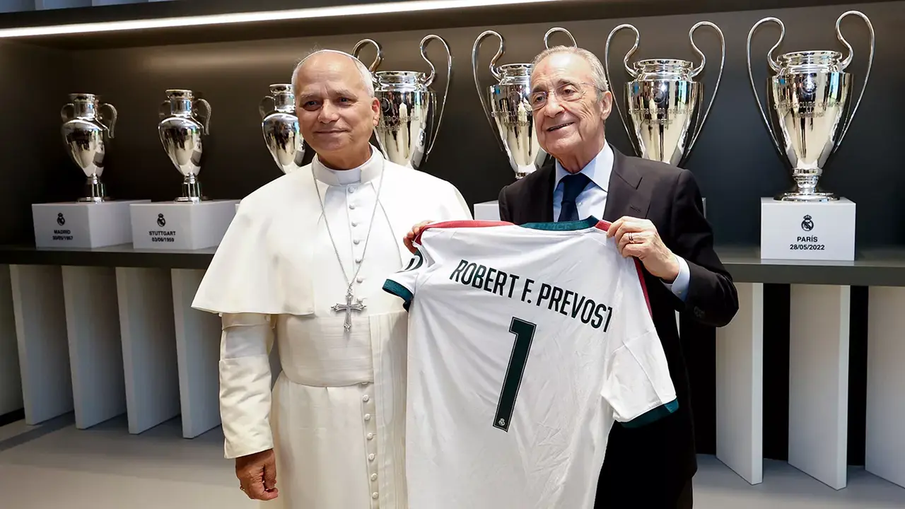 León XIV junto a Florentino Pérez en el Santiago Bernabéu. REAL MADRID.