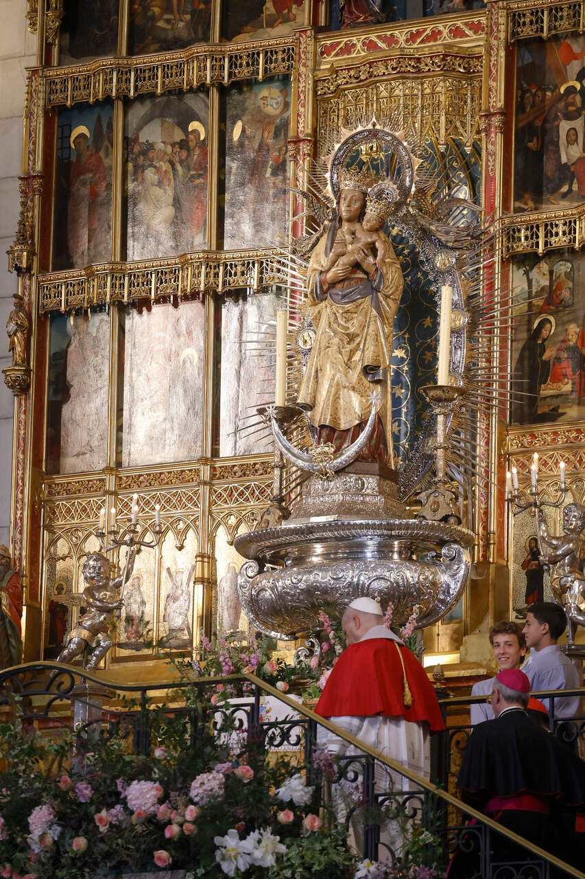 El Papa durante su visita a la Catedral de La Almudena