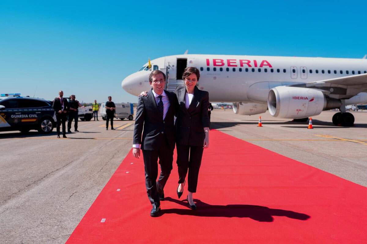 Ayuso y el alcalde de Madrid, José Luis Martínez-Almeidam tras despedir al Papa en Barajas. COMUNIDAD DE MADRID