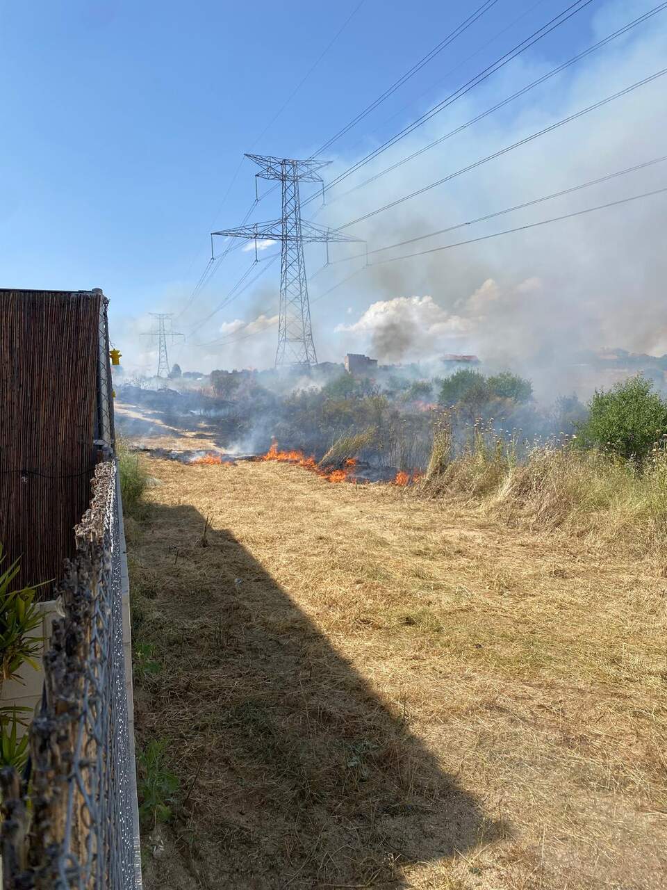 Incendio registrado el pasado año en una parcela próxima a las viviendas. VOX