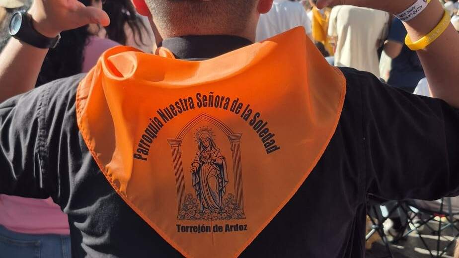 La pañoleta de la parroquia de Nuestra Señora de la Soledad confeccionada para la visita apostólica de León XIV a España. DIÓCESIS DE ALCALÁ