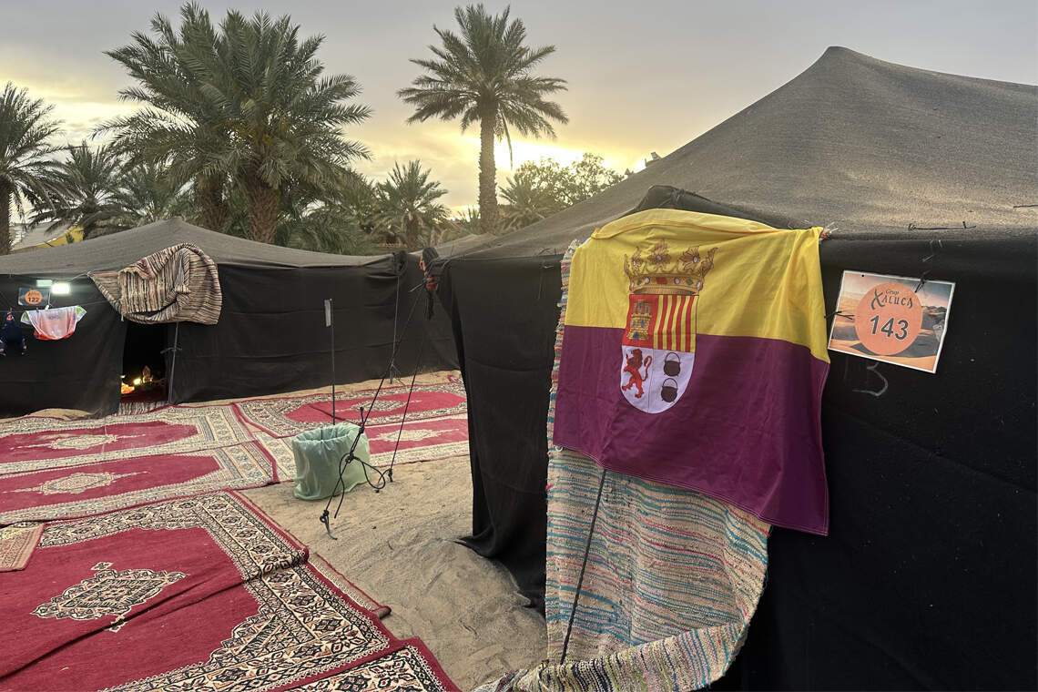 La bandera de Torrejón de Ardoz acompañó a Marco Antonio de la Fuente durante la Titan Desert Marruecos 2026. AYTO. DE TORREJÓN