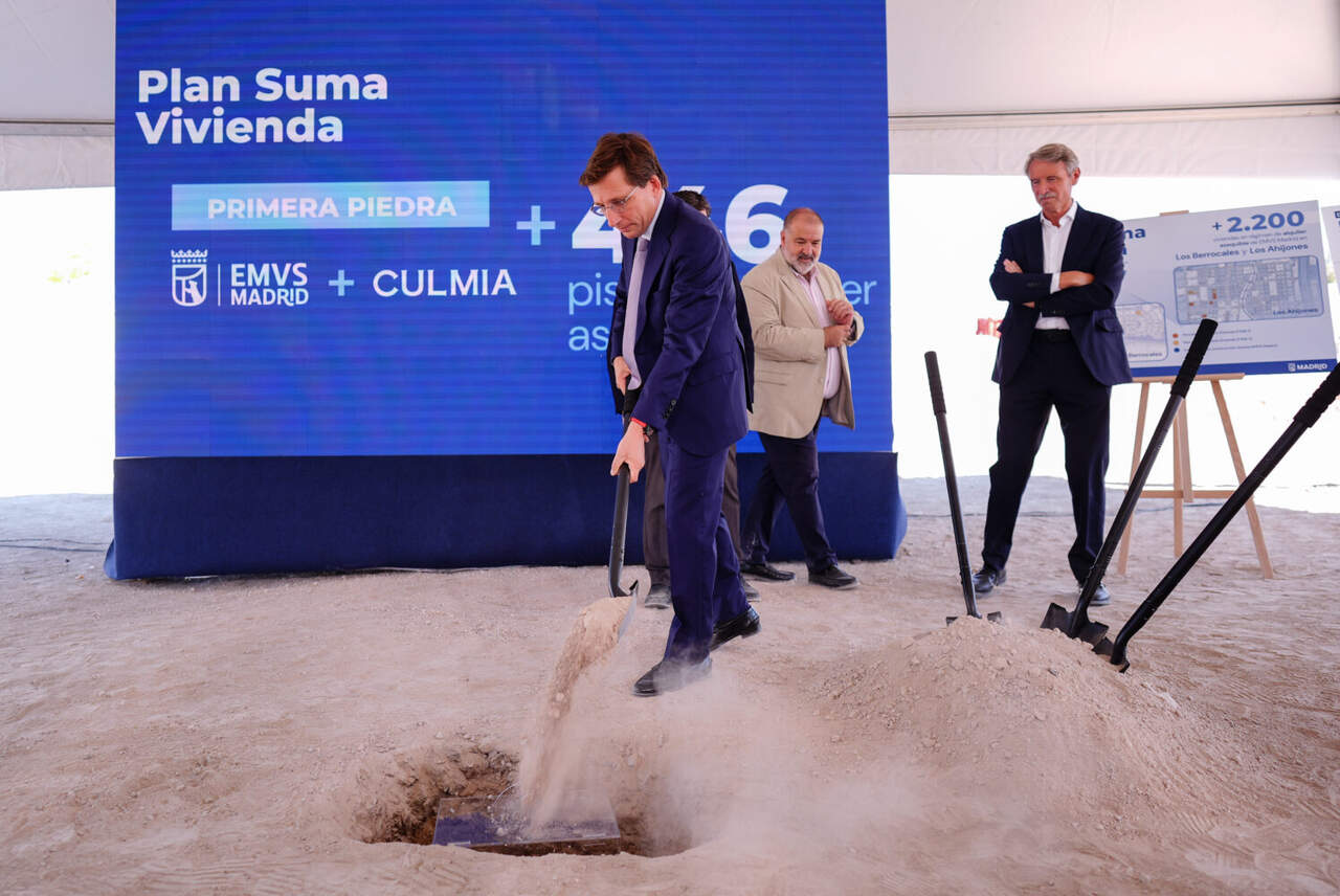 Almeida coloca la primera piedra del Plan Suma Vivienda. AYTO. DE MADRID