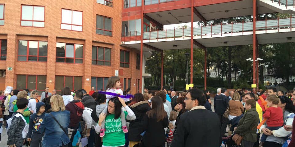 Protesta de padres frente al Ayuntamiento de Coslada