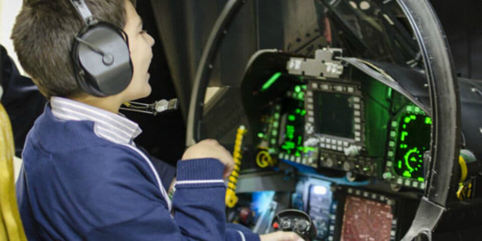 Un niño con enfermedad crónica cumple su deseo en la Base de Torrejón