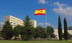 Coslada repone la bandera de España que robaron hace meses