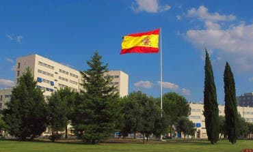 Coslada repone la bandera de España que robaron hace meses