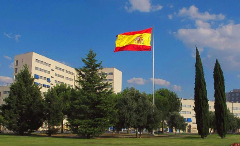 Coslada repone la bandera de España que robaron hace meses