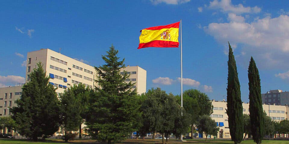 Coslada repone la bandera de España que robaron hace meses