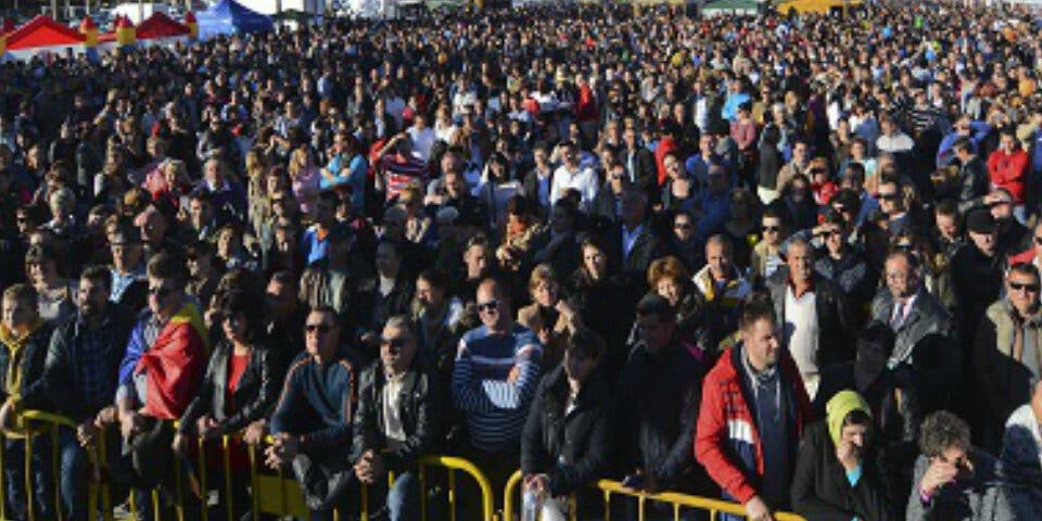 Cientos de rumanos del Corredor celebraron el Día Nacional de Rumania