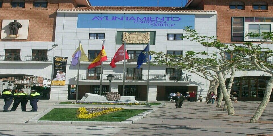 El desahucio de una mujer en Torrejón enciende el debate político